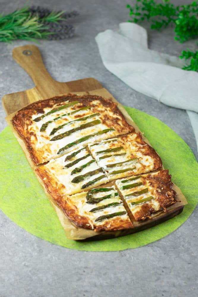 2 Low Carb Spargel-Flammkuchen mit Ziegenfrischkäse