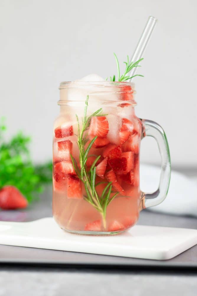 Der Strawberry Rosmary Cocktail ist ein leckerer Sommer-Cocktail der erfrischt, Low Carb und zuckerfrei ist.