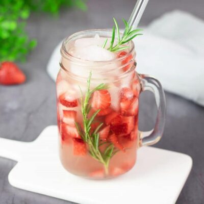 Der Strawberry Rosemary Cocktail ist ein leckerer Sommer-Cocktail der erfrischt, Low Carb und zuckerfrei ist.