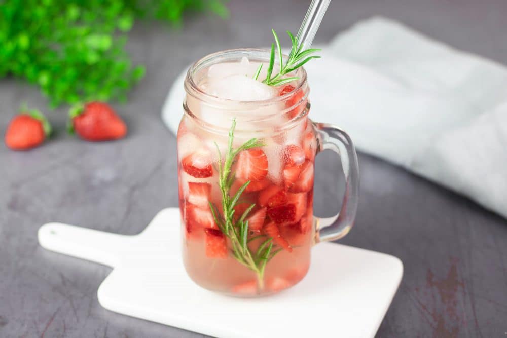 Zuckerfreier Strawberry Rosemary Cocktail mit Gin