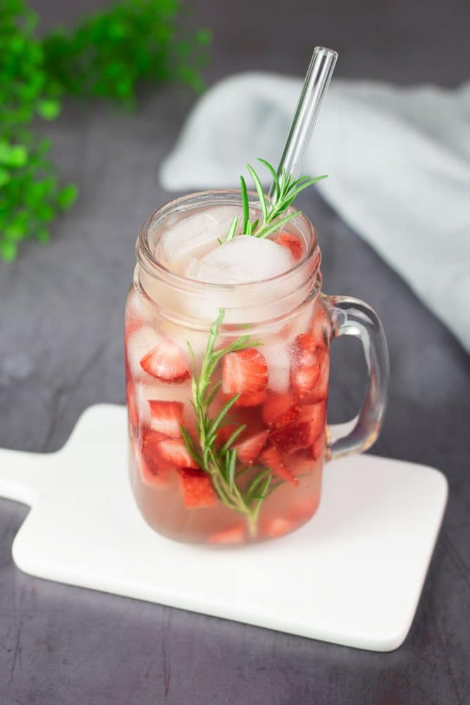 Der Strawberry Rosmary Cocktail ist ein leckerer Sommer-Cocktail der erfrischt, Low Carb und zuckerfrei ist.