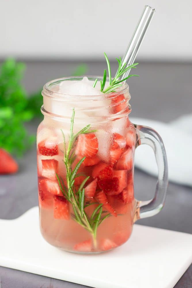 Der Strawberry Rosmary Cocktail ist ein leckerer Sommer-Cocktail der erfrischt, Low Carb und zuckerfrei ist.