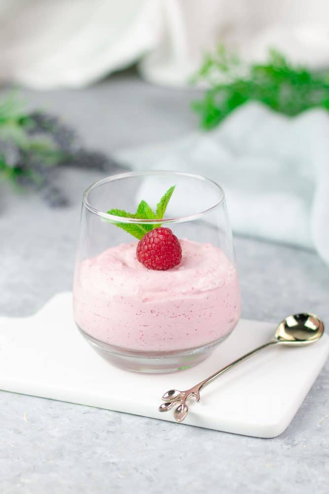 Das Himbeer-Mousse ist Low Carb, glutenfrei und zuckerfrei.