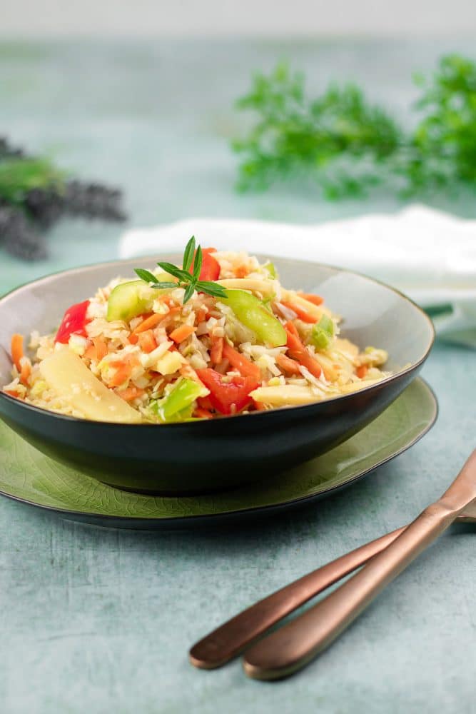 Der Krautsalat Asia Style ist ein Low Carb Salat der perfekt als Beilage zum Grillen taugt.