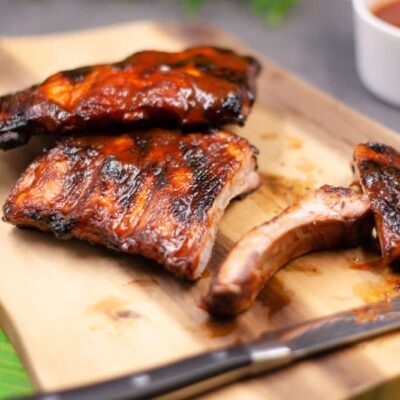 Die Spareribs sind mariniert in einer Low Carb Marinade