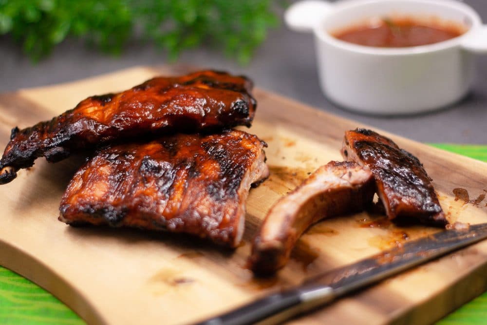 Die Spareribs sind mariniert in einer Low Carb Marinade