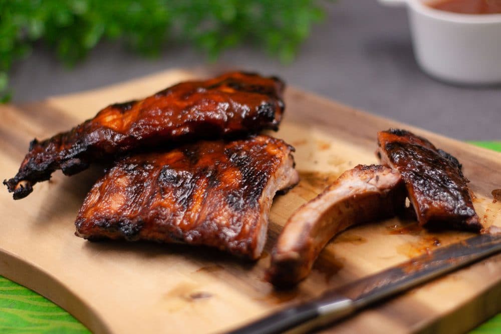 Die Spareribs sind mariniert in einer Low Carb Marinade