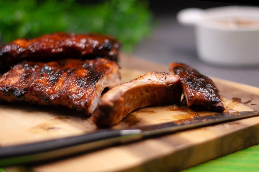 Die Spareribs sind mariniert in einer Low Carb Marinade