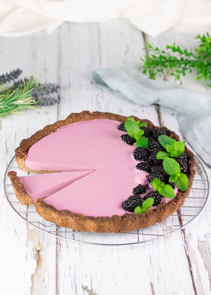 Die Brombeer-Tarte ist ein leckerer Low Carb Kuchen der zudem auch noch glutenfrei und zuckerfrei ist.