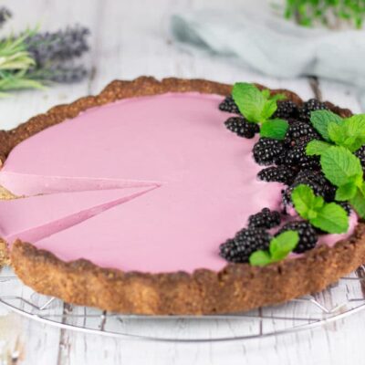 Die Brombeer-Tarte ist ein leckerer Low Carb Kuchen der zudem auch noch glutenfrei und zuckerfrei ist.