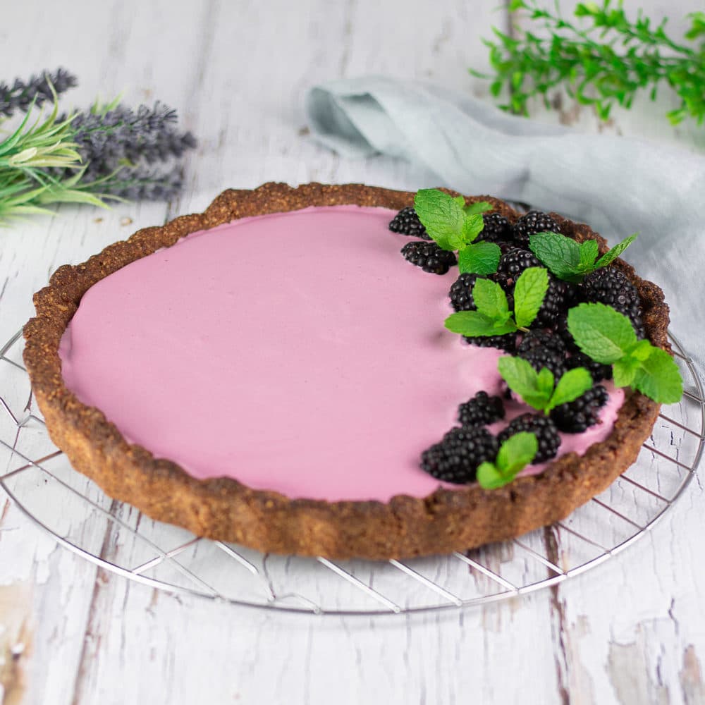 Die Brombeer-Tarte ist ein leckerer Low Carb Kuchen der zudem auch noch glutenfrei und zuckerfrei ist.