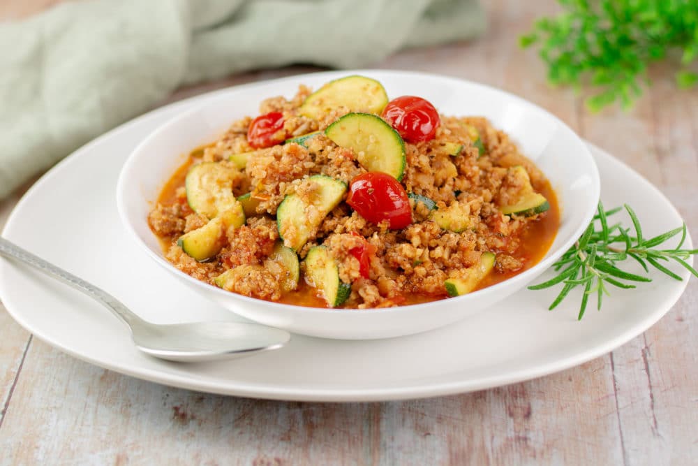 Die falsche Couscous-Pfanne ist ein leckeres Low Carb Gericht. Das Rezept ist zudem glutenfrei und zuckerfrei.