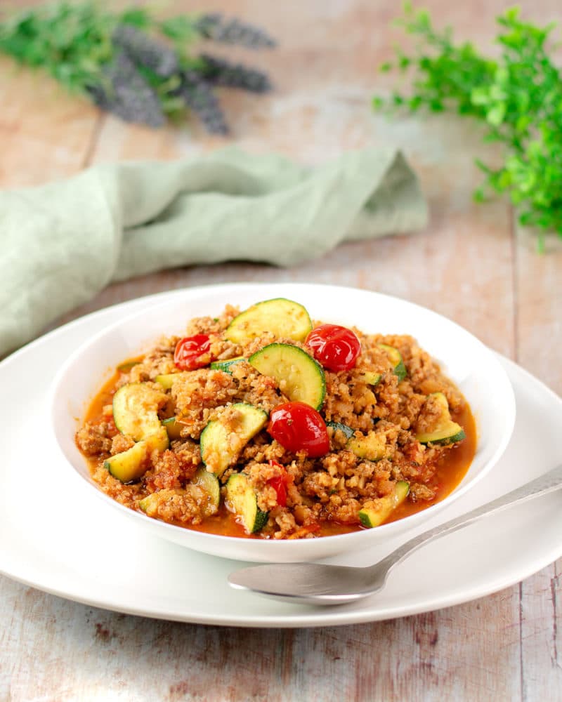 Die falsche Couscous-Pfanne ist ein leckeres Low Carb Gericht. Das Rezept ist zudem glutenfrei und zuckerfrei.