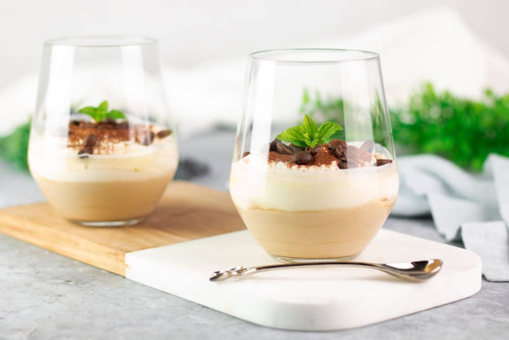 Das Kaffee-Mascarpone-Dessert ist lecker Low Carb, glutenfrei und super schnell zubereitet.