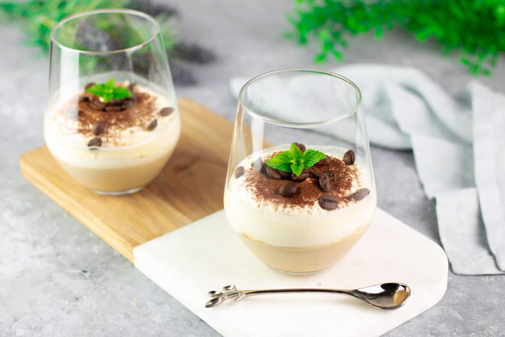 Das Kaffee-Mascarpone-Dessert ist lecker Low Carb, glutenfrei und super schnell zubereitet.