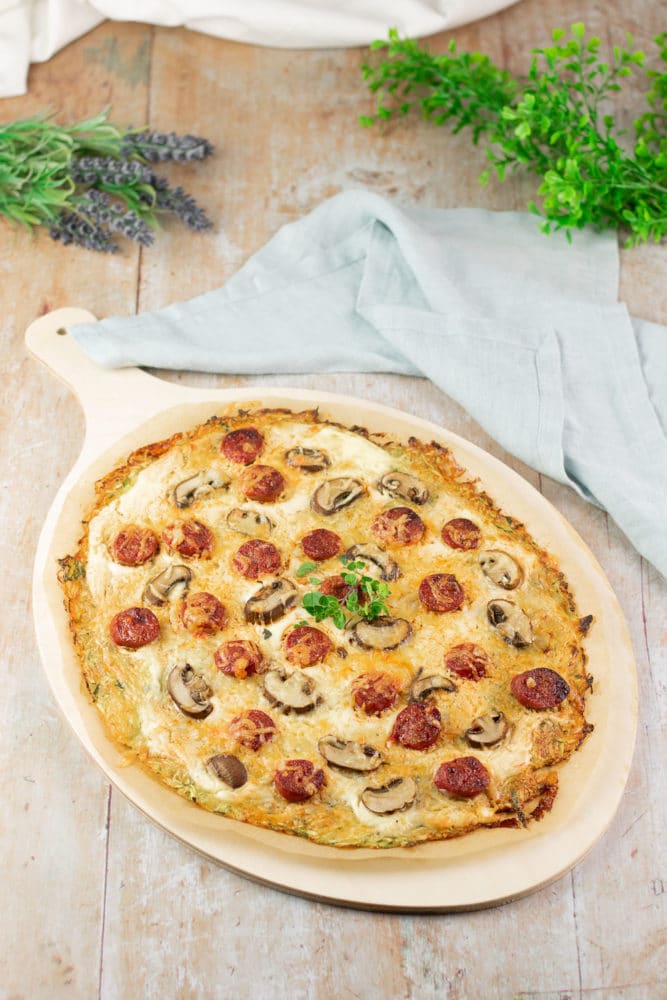 Der Zucchini-Flammkuchen ist lecker und Low Carb. Das Rezept ist zudem glutenfrei und zuckerfrei.