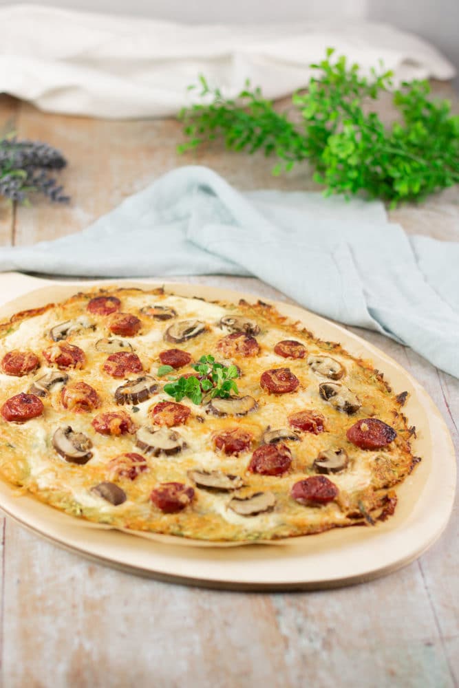 Der Zucchini-Flammkuchen ist lecker und Low Carb. Das Rezept ist zudem glutenfrei und zuckerfrei.