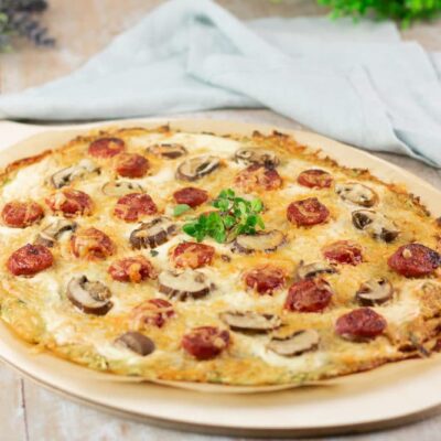 Der Zucchini-Flammkuchen ist lecker und Low Carb. Das Rezept ist zudem glutenfrei und zuckerfrei.