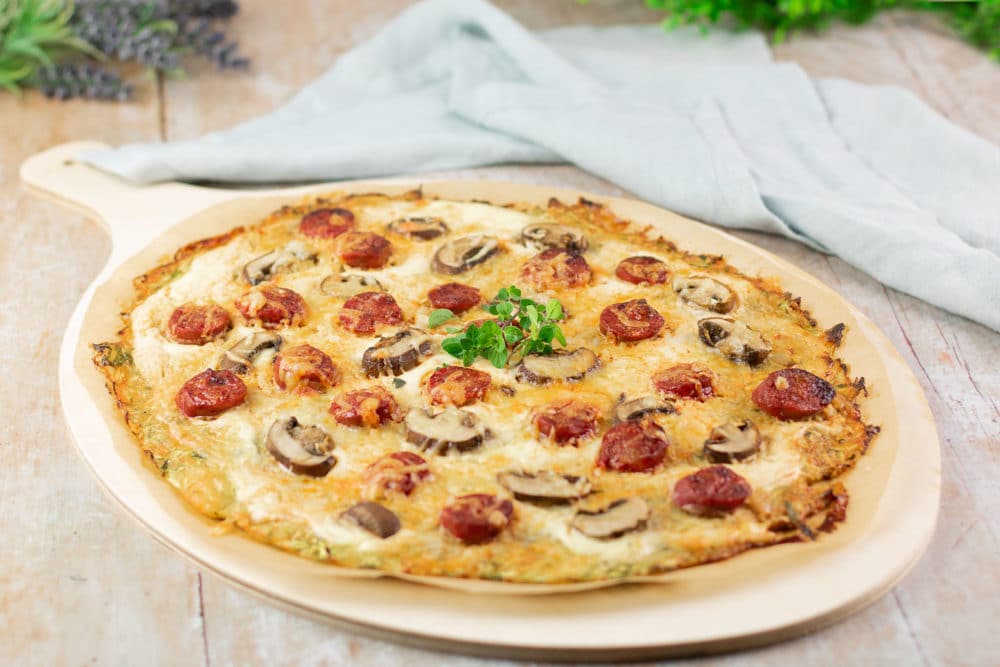 Der Zucchini-Flammkuchen ist lecker und Low Carb. Das Rezept ist zudem glutenfrei und zuckerfrei.