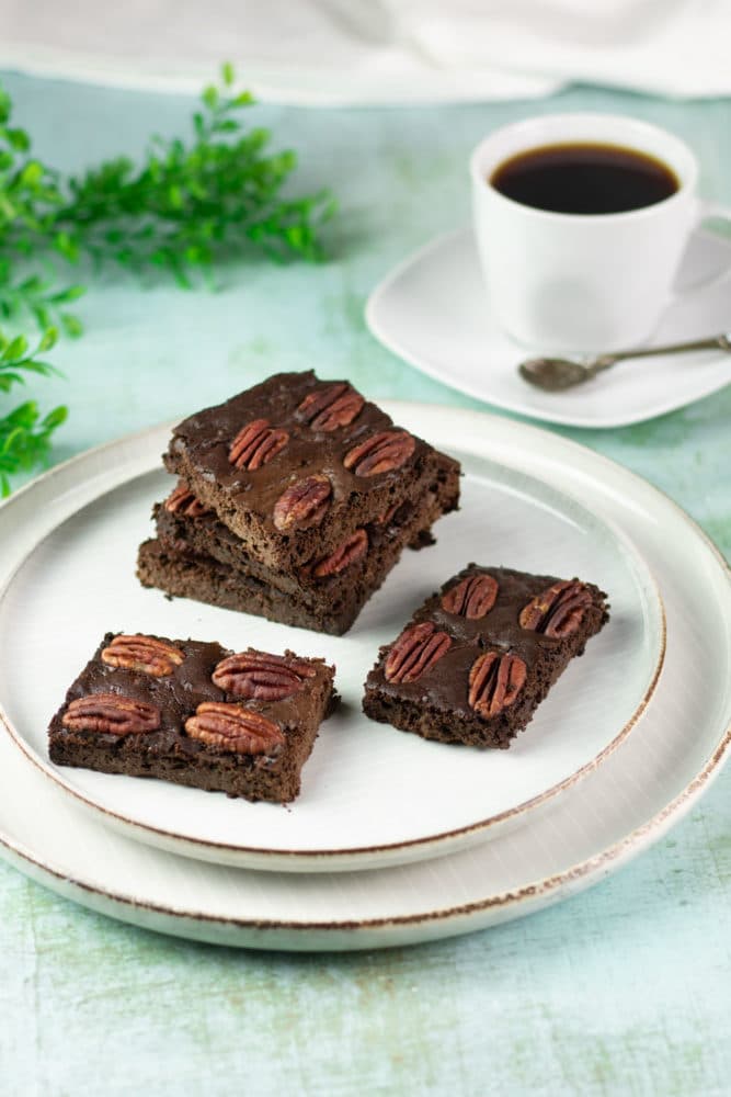 Die Zucchini-Brownies sind Low Carb, glutenfrei und zuckerfrei.