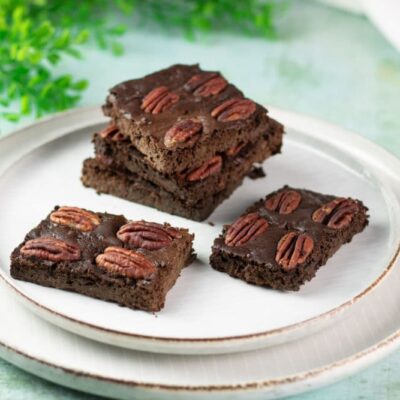 Die Zucchini-Brownies sind Low Carb, glutenfrei und zuckerfrei.