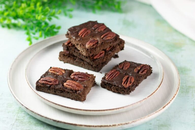 Die Zucchini-Brownies sind Low Carb, glutenfrei und zuckerfrei.