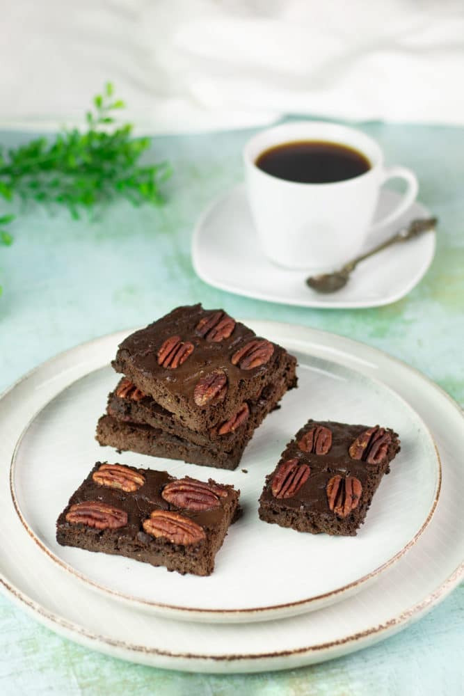 Die Zucchini-Brownies sind Low Carb, glutenfrei und zuckerfrei.