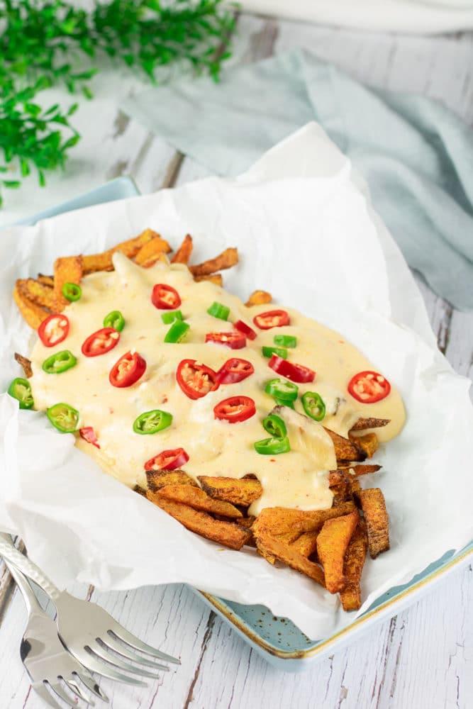 Die Chili-Cheese-Kürbis-Fries sind leckeres und herbstliches Soulfood. Das Rezept ist Low Carb und glutenfrei.