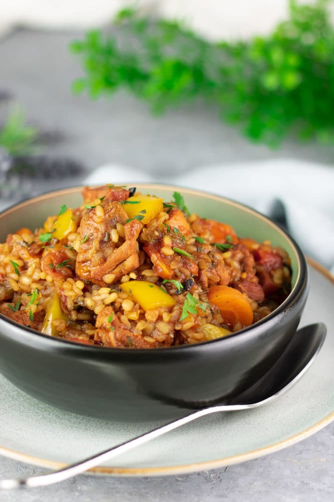 Das Jambalaya ist ein leckerer Eintopf mit Hühnchen und Wurst. Diese Variante ist zudem Low Carb und glutenfrei.