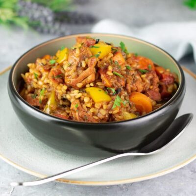 Das Jambalaya ist ein leckerer Eintopf mit Hühnchen und Wurst. Diese Variante ist zudem Low Carb und glutenfrei.