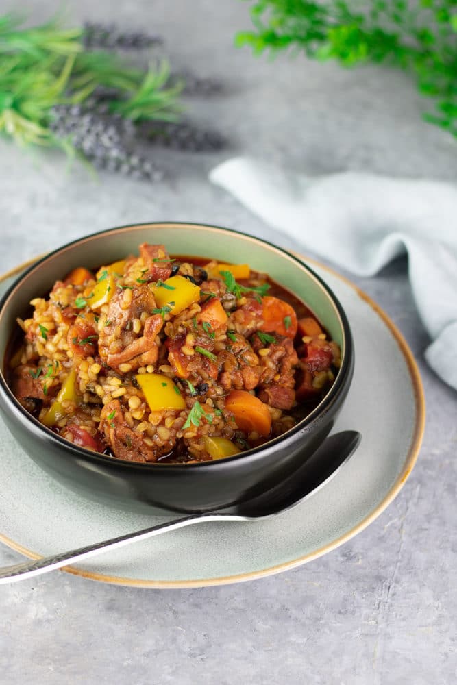 Das Jambalaya ist ein leckerer Eintopf mit Hühnchen und Wurst. Diese Variante ist zudem Low Carb und glutenfrei.