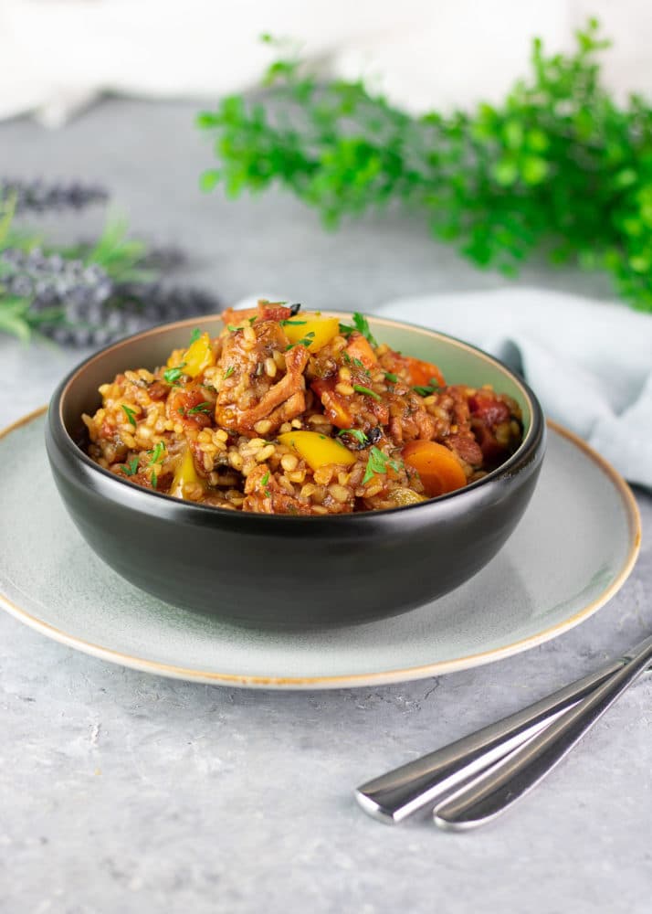 Das Jambalaya ist ein leckerer Eintopf mit Hühnchen und Wurst. Diese Variante ist zudem Low Carb und glutenfrei.