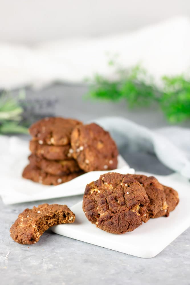 Die salted Macadamia-Cookies sind Low Carb, glutenfrei und zuckerfrei. Sie sind eine schöne Ergänzung zwischen süß und salzig.