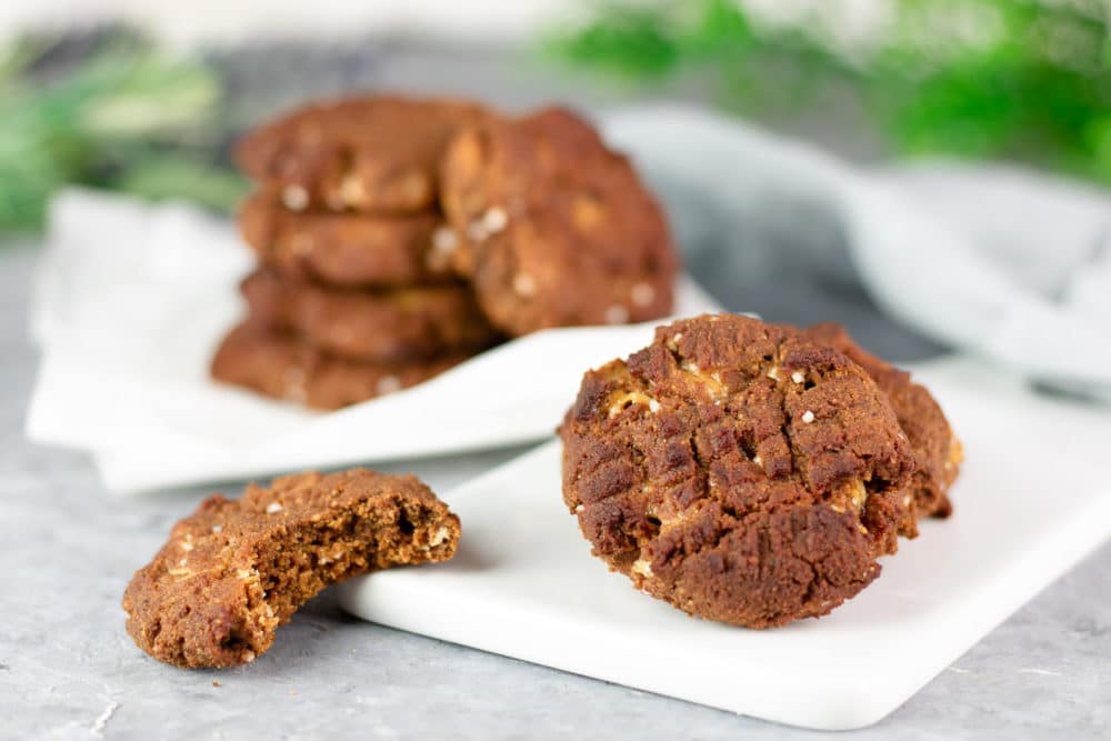 Salted  Low Carb Macadamia-Cookies mit weißen Schokodrops