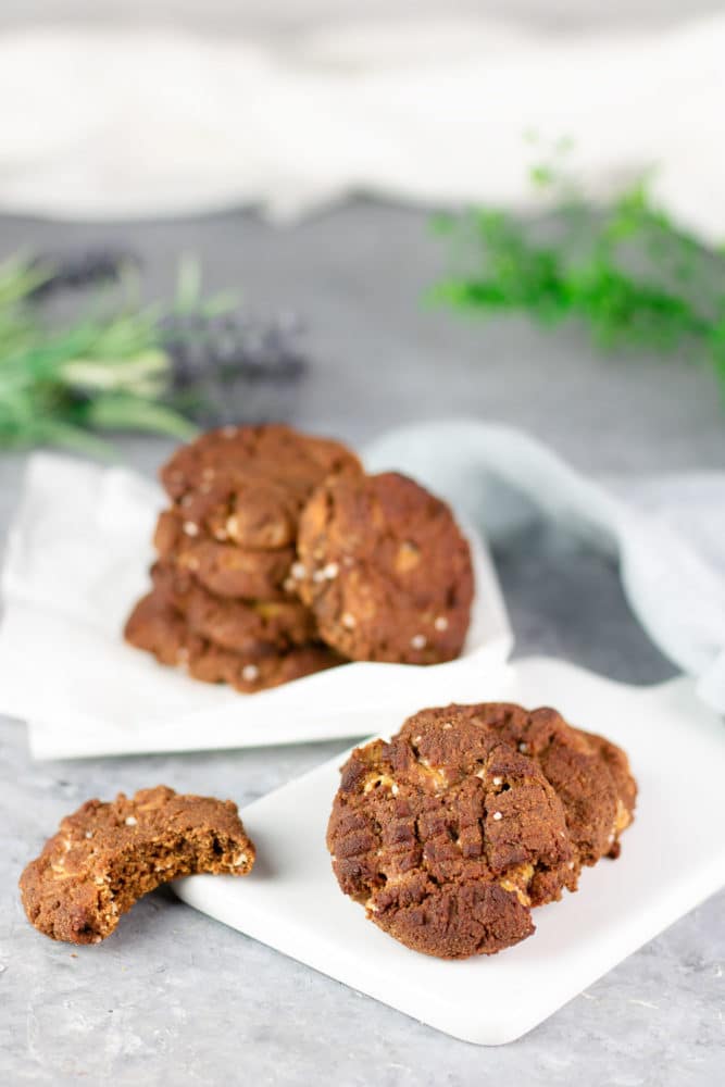 Die salted Macadamia-Cookies sind Low Carb, glutenfrei und zuckerfrei. Sie sind eine schöne Ergänzung zwischen süß und salzig.