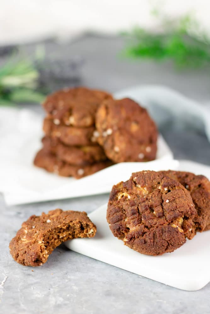 Die salted Macadamia-Cookies sind Low Carb, glutenfrei und zuckerfrei. Sie sind eine schöne Ergänzung zwischen süß und salzig.