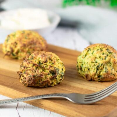 Die Zucchini-Ricotta-Bällchen sind Low Carb, glutenfrei und einfach zu kochen.