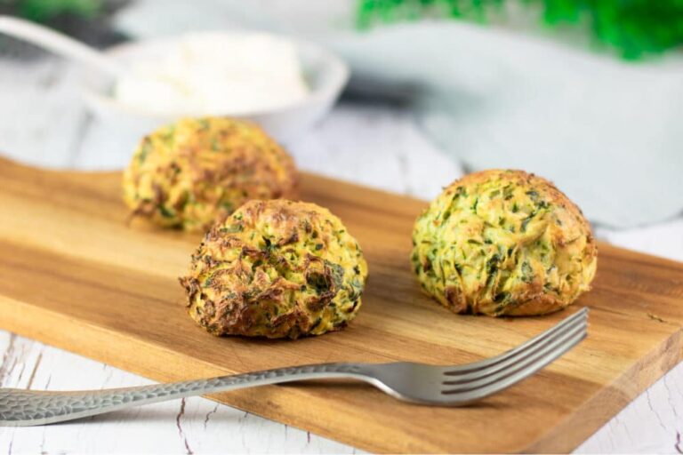 Die Zucchini-Ricotta-Bällchen sind Low Carb, glutenfrei und einfach zu kochen.