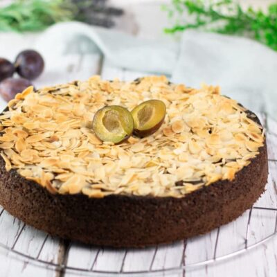 Der Zwetschgen-Schokokuchen ist ein leckerer Low Carb Kuchen der perfekt für den Herbst ist.