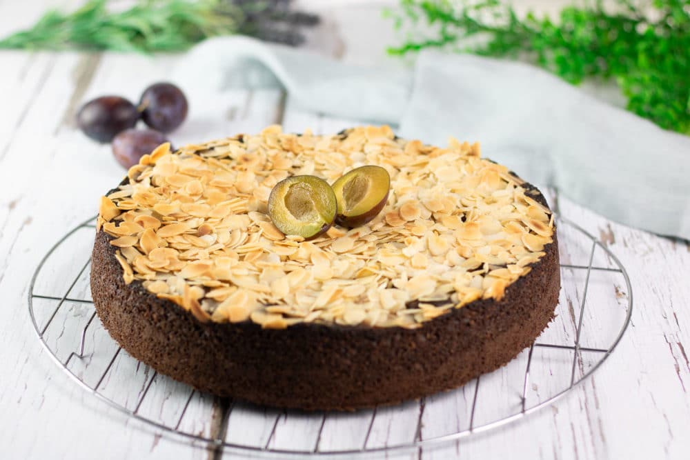 Low Carb Zwetschgen-Schokokuchen mit Haselnüssen