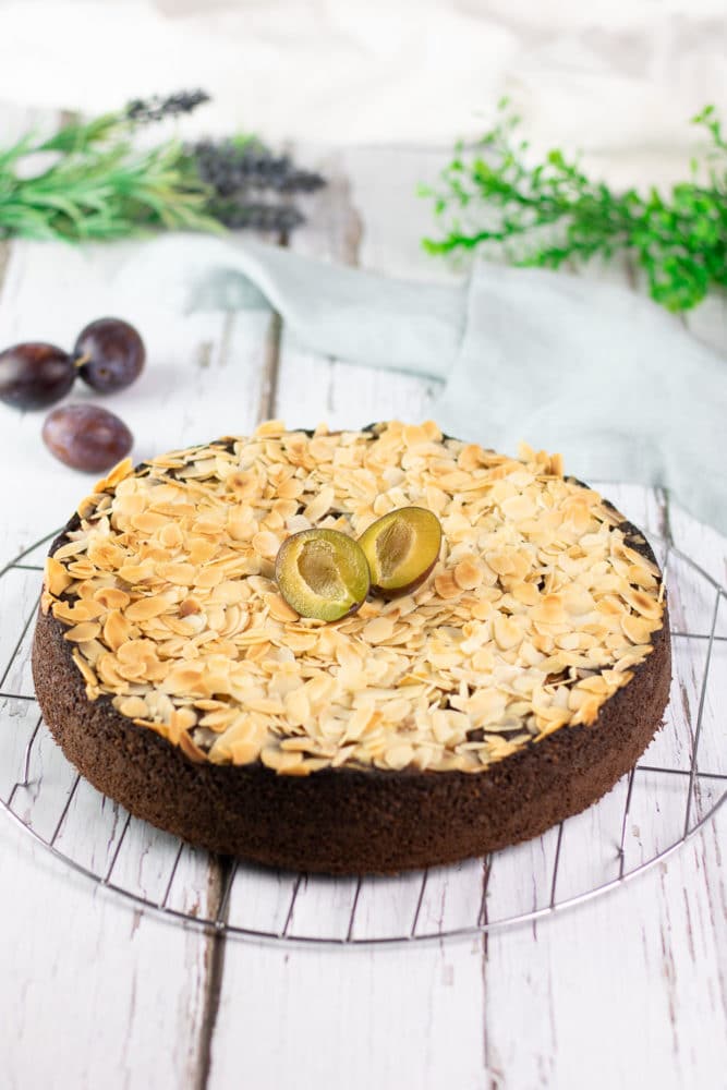 Der Zwetschgen-Schokokuchen ist ein leckerer Low Carb Kuchen der perfekt für den Herbst ist.