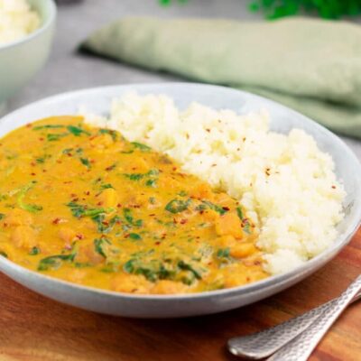 Das Kürbis-Curry mit Garnelen ist ein leckeres Low Carb Gericht. Es kommt ohne Zucker, ohne Mehl und ohne Milchprodukte aus.