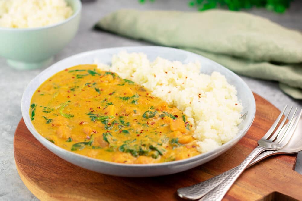 Kürbis-Curry mit Garnelen und Blumenkohlreis