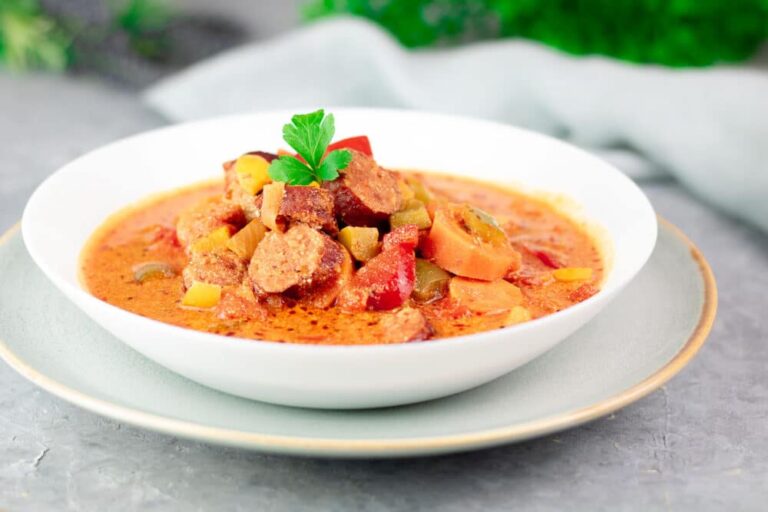 Der Paprika-Eintopf mit Mettenden ist gesund, Low Carb und schnell gekocht. Das Gericht kann man super vorbereiten.