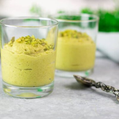 Das Pistazienmousse ist ein leckeres Dessert ohne Zucker und Mehl. Der Nachtisch ist Low Carb und glutenfrei.