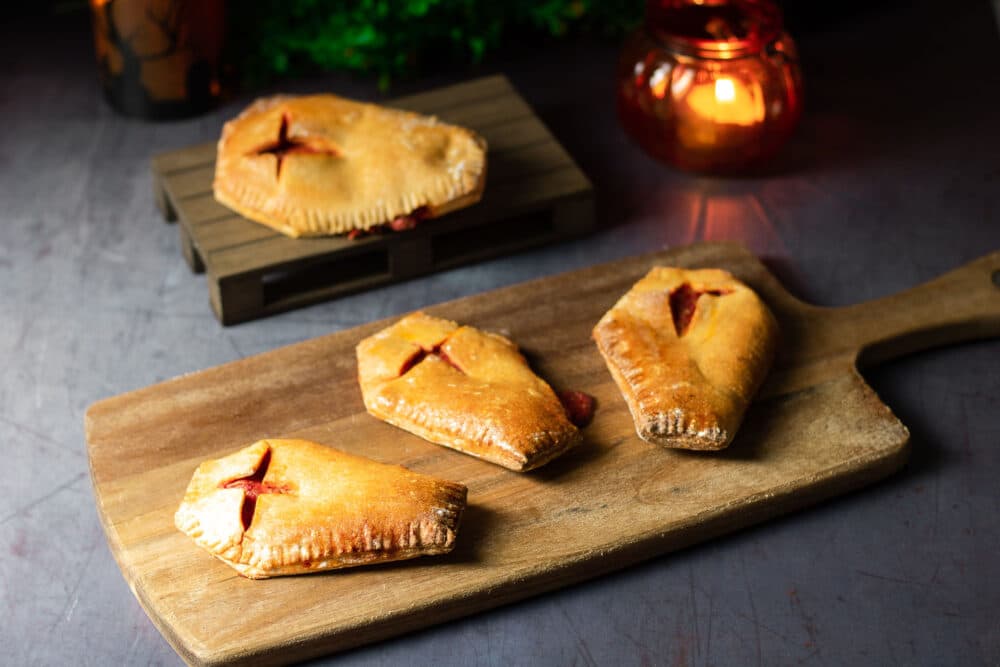 Die Pizzataschen sind perfekt für Halloween. Sie sind zudem ohne Zucker, ohne Mehl und ohne Kohlenhydrate.