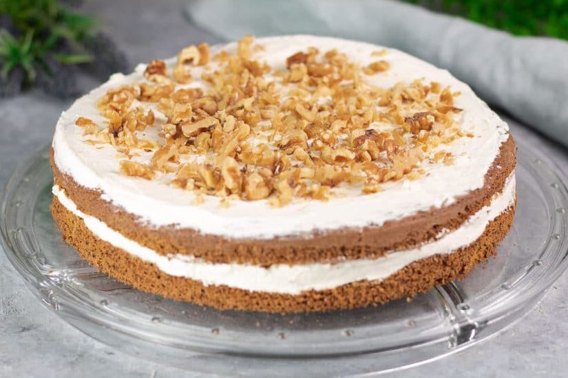 Der Walnuss-Kürbis-Kuchen ist ein perfekter Herbst-Kuchen. Das Rezept ist Low Carb, glutenfrei ohne Mehl und ohne Zucker.