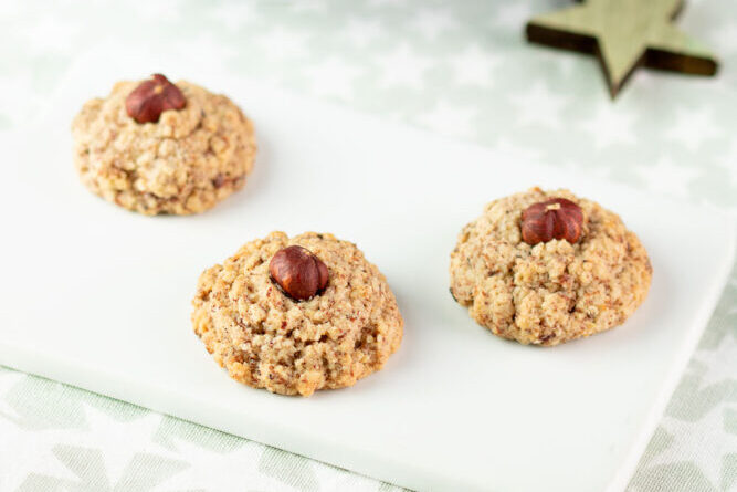 Die Haselnuss-Makronen sind Low Carb, glutenfrei und super lecker. Sie sind schnell gebacken und eignen sich perfekt für Weihnachten.