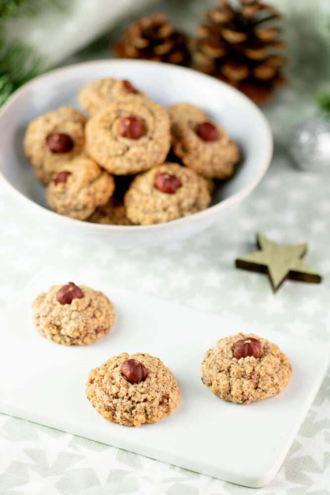 Die Haselnuss-Makronen sind Low Carb, glutenfrei und super lecker. Sie sind schnell gebacken und eignen sich perfekt für Weihnachten.