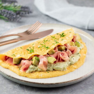 Das Avocado-Serrano-Omelett ist ein leckeres und schnelles Low Carb Gericht, welches auch noch glutenfrei und Keto geeignet ist.